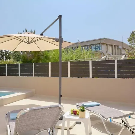 Beachside Apartment-pool-parking Апартаменти Ханья (Крит)